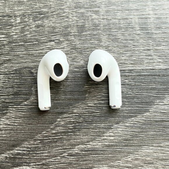 Apple AirPods 3rd Generation with Lighting charging case - Pre Owned - Picture 9 of 13